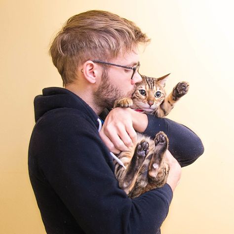 CAT MAN MONDAY: Andrew Marttila, Cat Photographer | I Have Cat Kitten Names Boy, Pet Photography Studio, Men With Cats, Animal Photoshoot, Cat Reference, Super Cat, Silly Cats Pictures, Cat Pose, Human Poses Reference