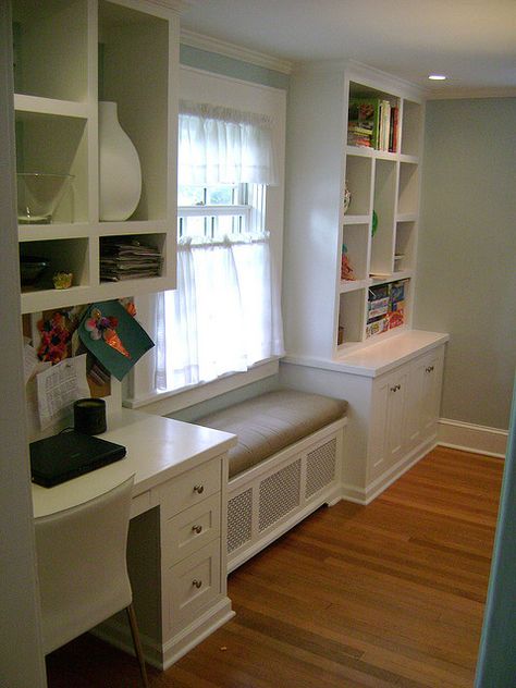 I really like window benches and well utilized spaces like this! Shelves Window, Baby Shelves, Bedroom Window Seat, Kitchen Desks, Window Benches, Window Seats, Bedroom Windows, Trendy Bedroom, Room Deco