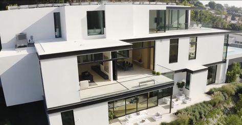 Ariana Grande House, House California, 3 Storey House Design, Famous Houses, Hollywood Hills, House Inspo, Ariana Grande, Modern House, Hollywood