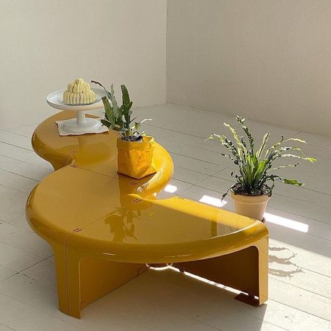 Miss Spaceage no Instagram: “4/4 table designed by Rodolfo Bonetto in 1969, produced by @b_line_it . 📸 by @_leegarden_ 💛 . * #spaceage #design #designer…” Spaceage Design, Modular Coffee Table, Furnitur Ruang Keluarga, Living Room Table Sets, B Line, Perfect Coffee Table, Circular Table, Creative Furniture, Coffee Table Setting