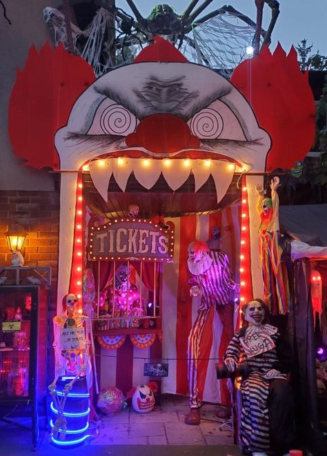 Halloween Carnival Decorations DIY Ideas Clown Halloween Front Yard, Clown Diy Decorations, Halloween Haunted Carnival, Halloween Decorations Circus, Carnival Themed Halloween Party, Diy Circus Halloween Decorations, Evil Carnival Decorations, Creepy Carnival Party, Spooky Carnival Party