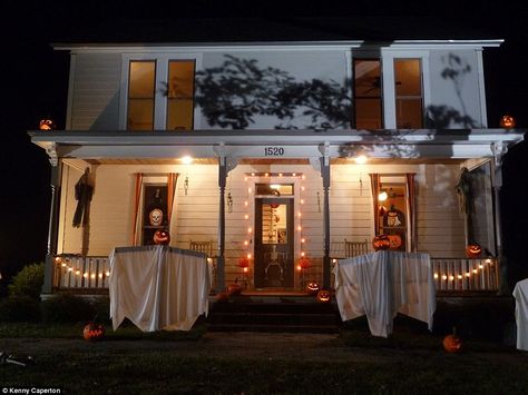 The couple designed the entire layout and floor plan of the house themselves, since there were no original blueprints Michael Myers House, Myers House, Latest Horror Movies, Michael Myers Art, John Carpenter Halloween, Halloween 1978, John Carpenter, Michael Myers Halloween, Classic Horror Movies