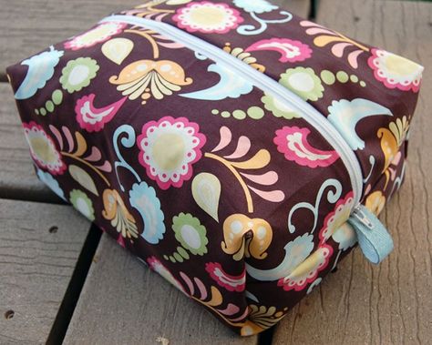 Make This: Box Pouch Tutorial Box Pouch Pattern, Box Pouch Tutorial, Box Bag Pattern, Fabric Art Diy, Cosmetic Bag Pattern, Boxy Bags, Tote Bag Tutorial, Zipper Pouch Tutorial, Pouch Sewing