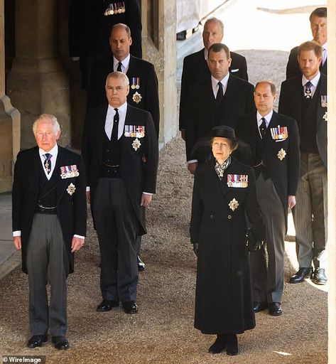 Princess Anne joined her brothers, son, husband and nephews today to lead the procession to St George's Chapel ahead of her father Prince Philip's funeral. Prins Philip, Peter Phillips, Princesa Real, Royal Family England, Elisabeth Ii, Prince Phillip, Isabel Ii, Duke Of York, Prince Andrew