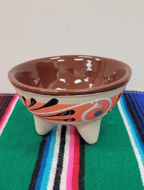 Salsa Bowl Ceramic, Molcajete Salsa, Mexican Dinnerware, Mexican Molcajete, Spanish Style Kitchen, Super Bubbles, Salsa Bowls, Mexican Party Decorations, Pottery Inspo