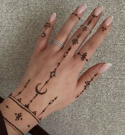 Henna Simple Hand Design, Super Simple Henna Designs, Cute Henna Designs Easy Hand, Indian Hand Tattoo, Henna Ideas Hand, Neck Henna Designs, Hena Design Hand, Henna Design Aesthetic, Henna Foot Designs