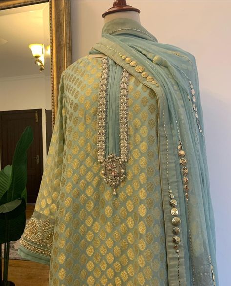 Designer Banarsi Suits, Neck Designs For Heavy Suits, Kheenkhaab Suits, Banarsi Suit Design Pakistani, Banarsi Dress Designs, Banarsi Suit Design Indian Style, Jamawar Dresses, Kamdani Dupatta, Banarsi Suit Design