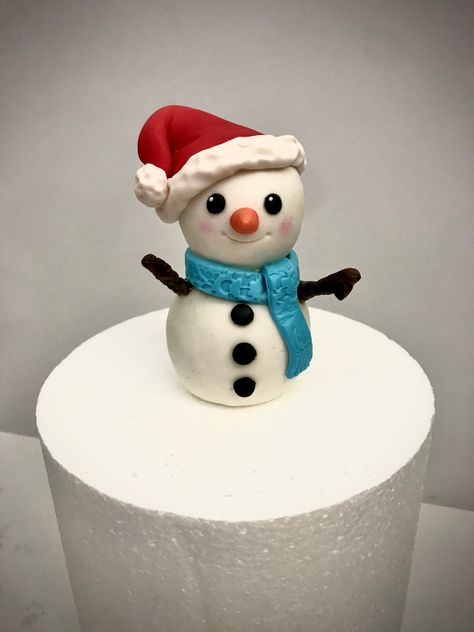 Fondant snowman cake topper for a winter birthday Kim Kowalczyk/instagram/sugar art by mama Kim Fondant Snowman, Snowman Cake Topper, Igloo Cake, Fondant Cake Tutorial, Fondant Ideas, Simple Cakes, Gingerbread House Designs, Polymer Clay Cake, Snowman Cake