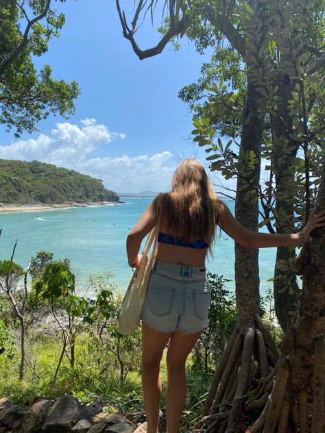 Teenage girl in front of aesthetic beach lookout Summer Photos Friends, Bridgette Total Drama, Aesthetic Australia, Friends Hiking, Drama Icon, Beach Girl Aesthetic, Australia Beach, Adventure Girl, Ocean Girl