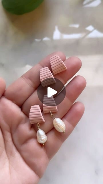 One Place Jewelry on Instagram: "Love this Huggies tutorial by @waraoclay ! Such a beautiful delicate earrings design it’s so many possibilities! . . . . . .  #polimerclay #jewelryinspo #igjewelry #everydayjewelry #clayjewellery #beautifuljewelry #handmadejewelrydesign #polymerjewelry #polymerclaycreation #polymerclaynecklace #polymerclayslab #polymerclaylove #polymerclayflowers #polymerclayearring #polymerclaystuds #polymerclaydesign #polymerclayearringsforsale #clayrings #jewelryfindings #trendingjewelry #claydesign #jewellery #earrings #jewelrydesigner #jewelry #earringlove #clayjewelry #handmadejewelery #jewelryhandmade #polyclay" Polymer Clay Earring Tutorial, Braided Polymer Clay Earrings, Polymer Clay Post Earrings, Knit Clay Earrings Tutorial, Polymer Clay Hoop Earring, Polymer Clay Huggie Earrings, Polymer Earrings, Polymer Clay Necklace, Polymer Jewelry