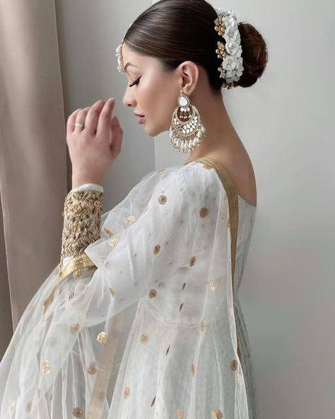 Noosheen Khan on Instagram: "That concludes my Eid feed! Loved the details 🤍" Gajra Hairstyles Buns, Bun With Gajra, Gajra Hairstyle, Hair Gajra, Flower Gajra, Indian Hair Accessories, Ethnic Wears, Wedding Bun, Elegant Wedding Themes