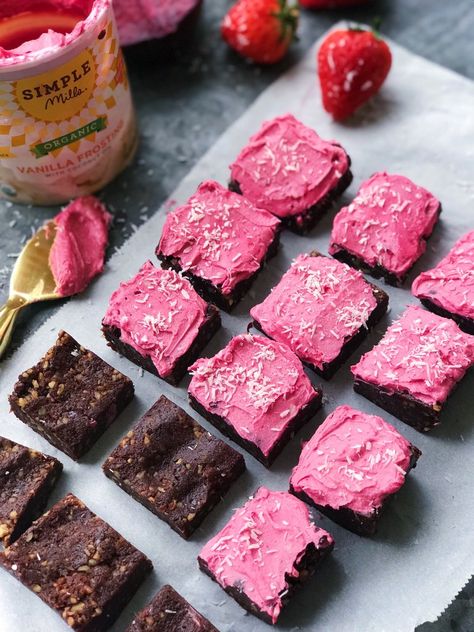 NO BAKE FUDGE BROWNIES WITH SWEET PINK ICING Pink Brownies Recipe, Pink Brownies, Creamy Vanilla Frosting, No Bake Fudge, Simple Mills, Healthier Sweets, Brownie Frosting, Chewy Brownies, Brownie Toppings