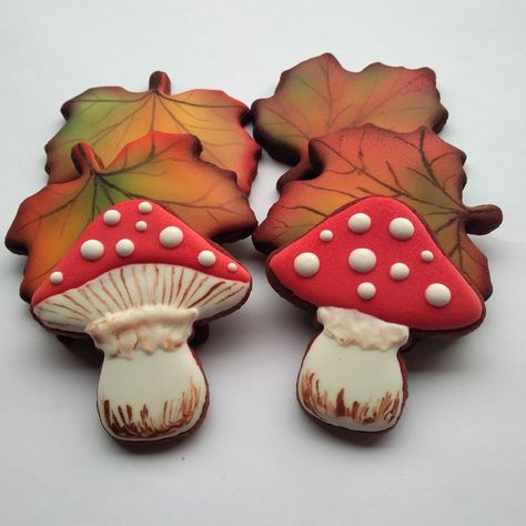 Mushroom Cookies Decorated, Mushroom Sugar Cookies, Forest Cookies, Mushroom Cookies, Halloween Breakfast, Crazy Cookies, Sugar Cookie Designs, Cute Baking, Fall Cookies