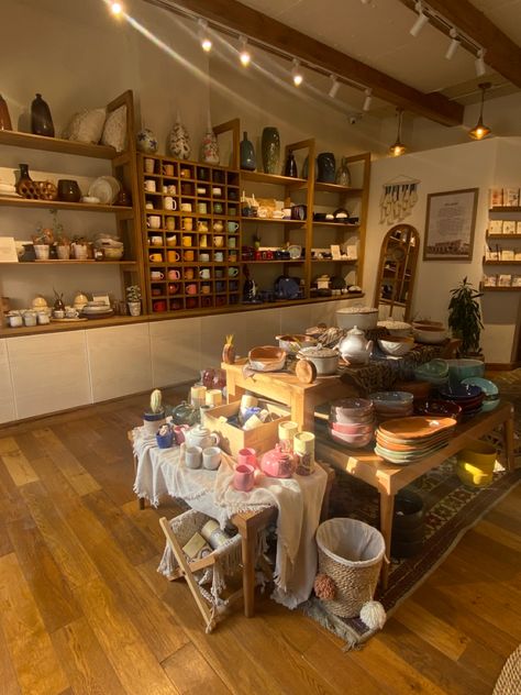 Clay Studio Aesthetic, Pottery Cafe Interior, Pottery Set Up, Pottery Shop Aesthetic, Ceramic Workshop Pottery Studio, Pottery Studio Aesthetic, Pottery Room, Ceramic Art Studio, Vintage Store Ideas