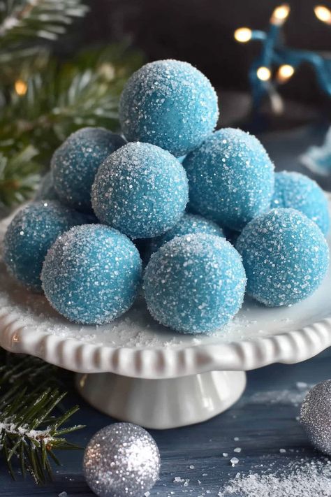 Blue Christmas Truffles Blue Christmas Truffles, Blue Foods For Color Party, Blue Dessert Ideas, Blue Christmas Cake, Puck Recipes, Chrusciki Recipe, Cake Puck, Irish Cream Truffles, Blue Foods