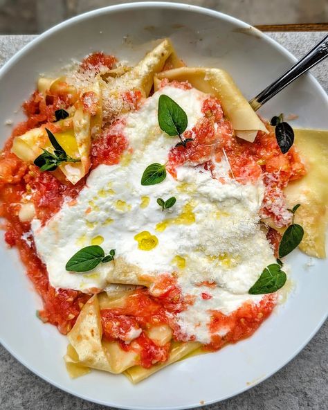 Cooks & Recipes by Jenny G | Fresh Pasta with Grated Tomato & Creamy Burrata Simple, delicious, refreshing summer pasta - here is another bowl creation out of lasagna… | Instagram Fresh Mozzarella Pasta, Grated Tomato, Burrata Mozzarella, Mozzarella Pasta, Seasonal Cooking, Tomato Season, Pasta Lover, Fresh Pasta, Summer Refreshments