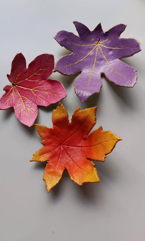 Let's make these cute and vibrant leaf dish using air dry clay ✨ Clay Impressions, Diy Projects For Fall, Leaf Craft Activities, Serbian Language, Diy Leaf, Clay Bear, Leaf Projects, Diy Crafts Love, Diy Leaves