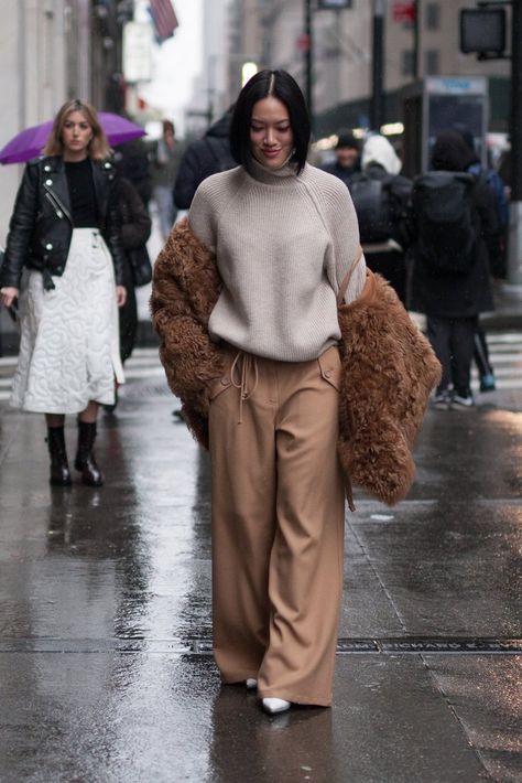 6 Colors Every Fashion Girl Will Be Wearing For Fall Cream Pants Outfit, Tiffany Hsu, Cream Pants, Nyfw Street Style, Moda Paris, Wideleg Pants, Cooler Look, Autumn Street Style, Street Style Inspiration