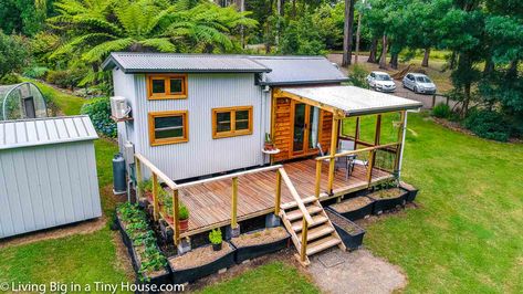 Cheap Tiny House, Tiny House Family, Tiny House Inspiration, Cottage Style Home, Cottage Style Homes, House Deck, Decks Backyard, Building A Deck, Tiny House Living