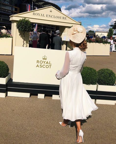 Royal Ascot Aesthetic, Kentucky Derby Aesthetic, Horse Race Outfit Dresses, Derby Aesthetic, Raceday Outfits, Claire Mischevani, Horse Race Outfit, Ladies Day Outfits, Track Fits