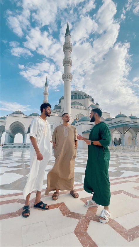 Moroccan Thobes: A Journey Through Tradition and Style Kanzu Wear, Arabian Men, Moroccan Men, Thobes Men, Arabian Theme, Dubai Outfit, Arab Men Fashion, Kurta Men, Muslim Men