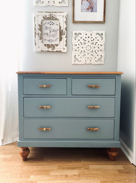 Grey/blue chalk paint Blue Painted Dresser Ideas, Chalk Paint Blue Furniture, Light Blue Painted Furniture, Dusty Blue Furniture, Coastal Painted Furniture Ideas, Blue Gray Dresser, Grey Blue Furniture, Blue Refinished Furniture, Diy Grey Dresser Makeover