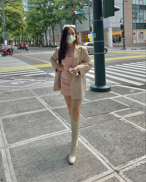 Tube Dress And Boots, Tube Dress With Blazer, Tube Dress Aesthetic, Knee High Boots Street Style, Neutral Aesthetic Outfits, Neutrals Aesthetic, Boots Street Style, Strapless Tube Dress, City Fashion