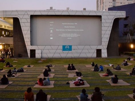 Disfruta del cine mexicano con las funciones gratuitas que se exhiben en el Foro al Aire Libre de la Cineteca Nacional. Aquí te dejamos la cartelera. La entrada Cine mexicano gratuito en el Foro al Aire Libre de la Cineteca Nacional aparece primero en Dónde Ir: Tu guía de la Ciudad de México. ¿Qué hacer hoy?. Resort Architecture, Surf House, Coworking Space, Out Of This World, Open Air, Movie Night, Plein Air, Soccer Field, Design Studio