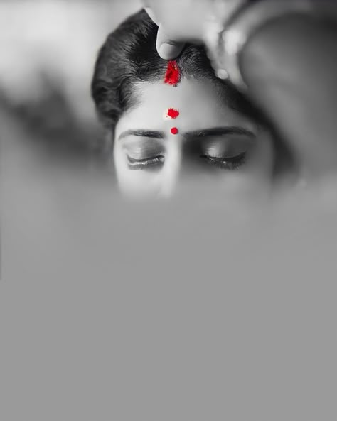 Romantic Couple Images, Indian Wedding Couple Photography, Wedding Couple Photography, Romantic Couples Photography, New Photos Hd, Wedding Couple Poses, Eye Photography, Couple In Love, Love Couple Photo