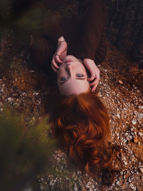 Photoshooting Ideas, Woods Ideas, 2 Aesthetic, Magic Witch, Beauty Photoshoot, Girls With Red Hair, Magic Forest, Redhead Girl, In The Forest