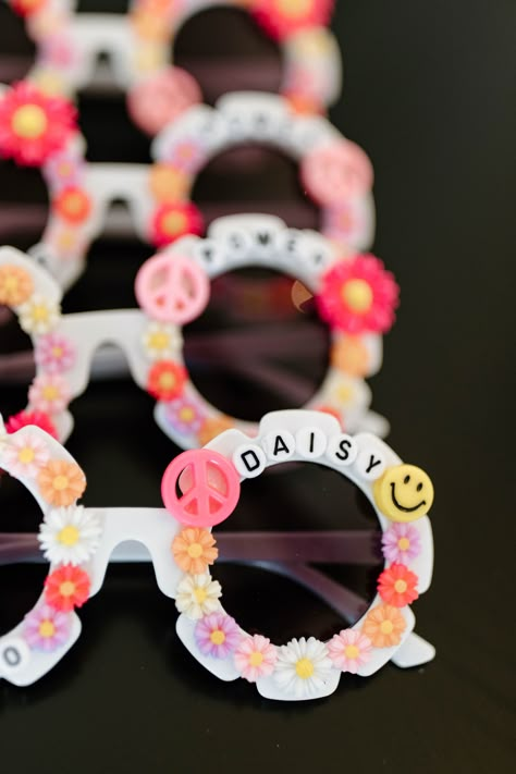 12th Birthday Party Ideas, Sunglasses Ideas, Hippie Birthday Party, Hippie Birthday, Preppy Party, 5th Birthday Party Ideas, Hippie Party, Me And My Friends, 9th Birthday Parties