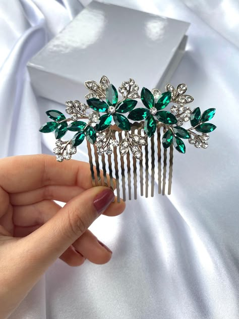 Emerald Bridal Hair Comb,Green Crystal Bridal Headpiece,Emerald Wedding Hair Comb,Wedding Hair Accessories for Brides,Green Flower hair comb ⭐ Absolutely Dazzling Emerald Bridal Hair Comb will take your breath away! The elegant design of the sparkly emerald hair comb is created by a combination of crystal leaves. Elegant shimmering branches in silver rhinestone leaves make this wedding hair comb one that will sparkle long after your wedding day. Lightweight & easy to style. This crystal bridal h Slytherin Wedding, Emerald Wedding Colors, Emerald Green Wedding Theme, Emerald Green Hair, Emerald Hair, Dark Green Wedding, Dark Green Hair, Crystal Bridal Headpiece, Floral Hair Comb