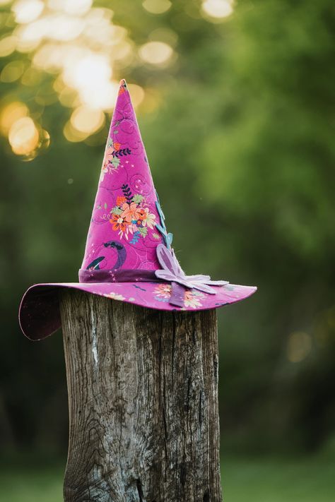 Learn to Sew a Quilted Witch's Hat - Therm O Web Patchwork Witch Hat, Quilted Witch Hat, Diy Witches Hat, Diy Witch Hat, Witch Hat Pattern, Country Autumn, Felt Witch Hat, Bag Accessories Diy, Halloween Sewing