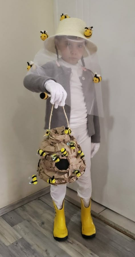 beekeeper custome for kids Bee Costume Diy, Beekeeper Costume, Bees For Kids, Insects Preschool, Bee Activities, Garden Party Theme, Bee Costume, Kids Garden, Bee Movie