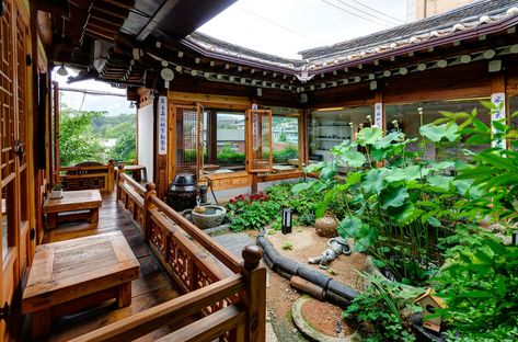 Korean Backyard, Korean Garden, Hanok House, Korean Traditional House, French Courtyard, Traditional Korean House, Korean House, Hanok Village, Bukchon Hanok Village