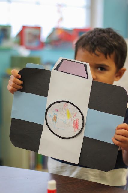 studying shapes while making a camera! Kids loved it Preschool Photography, Entertaining Toddlers, Preschool Science Activities, Toddler Ideas, Early Childhood Classrooms, General Ideas, Kindergarten Lessons, Preschool Theme, Kindergarten Art