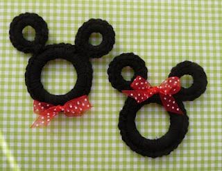 Mickey and Minnie Mouse crocheted ornaments or embellishments - could be used as gift decorations, magnets, Christmas ornaments, etc. Natal Do Mickey Mouse, Geek Crochet, Crocheted Ornaments, Crochet Mickey Mouse, Mickey Mouse Ring, Angels Christmas, Minnie Y Mickey Mouse, Music Christmas, Crochet Angels