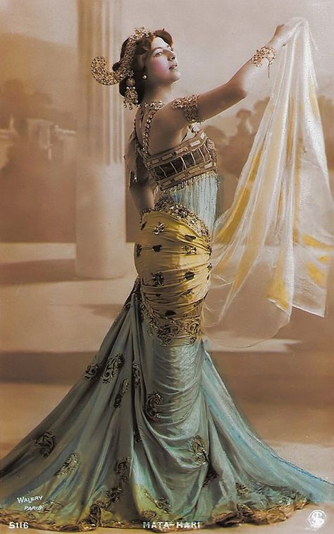 Mata Hari, Colorful Portrait, Iconic Women, Vintage Beauty, Vintage Costumes, Belly Dance, Old Hollywood, Old Photos, Vintage Photos