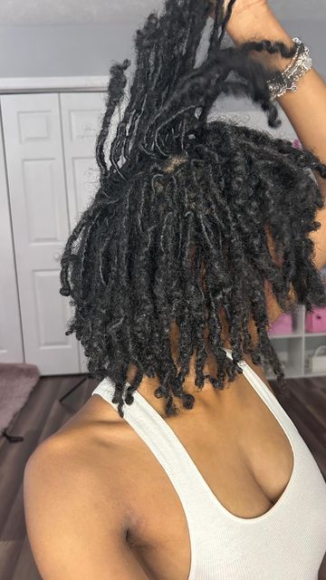 Ashley Townes on Instagram: "I started off with finger coils, 12/13 months ago & I’ve been embracing the journey ever since. 💞 : : #fingercoils #fingercoiling #starterlocs #girlswithlics #locjourney #locstyles #locstylesforwomen #locsdropping #girlswithdreads" Finger Coils Starter Locs, Locs Combed Out Ends, Finger Coil Locs, Coil Locs Before And After, Coil Locs, Feminine Locs, Faux Locs Blonde, Loc Growth, Loc Appreciation