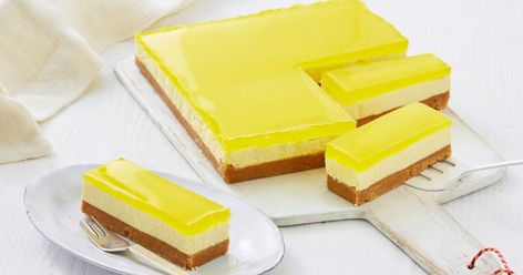 Whip up this lovely cheesecake in just 30 minutes, than watch it disappear. Jelly Cheesecake, Jelly Slice, Lemon Cheesecake Recipes, Bake Sale Recipes, Lemon Jelly, Baked Cheesecake Recipe, Buttery Biscuits, Easy No Bake Desserts, Digestive Biscuits