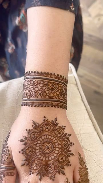 Simple Mehandi Designs, Party Henna, Henna Designs Back, Simple Mehandi, Henna Inspo, Palm Mehndi Design, Floral Henna Designs, Henna Tattoo Hand, Henna Tattoo Designs Hand