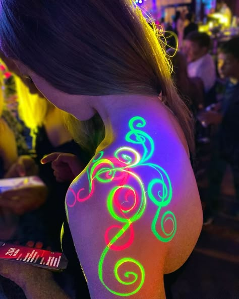 Glow In The Dark Paint On Body Ideas, Uv Paint Makeup, Glow Party Clothes, Glow Party Outfit Women, Glow Party Makeup, Uv Party Outfit, Glow In The Dark Outfit Ideas, Blacklight Party Outfit, Glow Paint Party