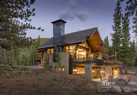 Martis Camp Lot 638 - Kelly and Stone Architects Sloped House Design, Mountain Side Homes, Interior Lake House, Contemporary Mountain Home Interiors, Mountainside Homes, Mountain Lake Home, Cabin Landscaping, Cabin Siding, Contemporary Lake House