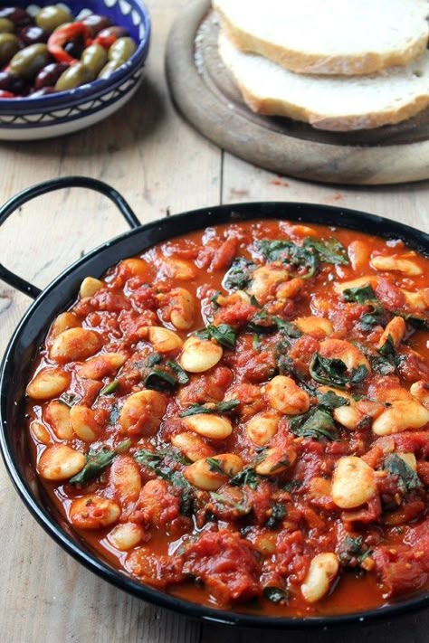 Spanish Beans and Tomatoes | Vegan | Veggie Desserts Blog Spanish Beans, Sandwich Vegetarian, Beans And Tomatoes, Spanish Tapas Recipes, Cheap Vegan Meals, Cheap Family Meals, Cheap Vegan, Tapas Recipes, Makanan Diet