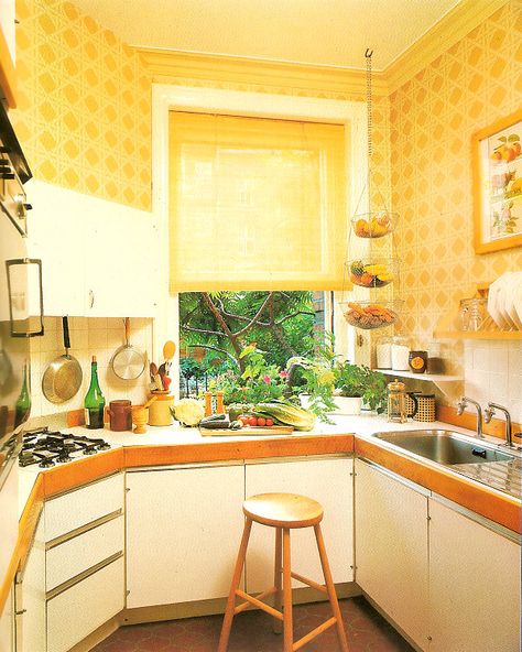 An '80s kitchen with lattice wallpaper 1980s Interior, 80s Kitchen, 80s House, 70s Kitchen, 80s Home, 80s Interior, 70s Interior, Retro Interior Design, Vintage Interior Design