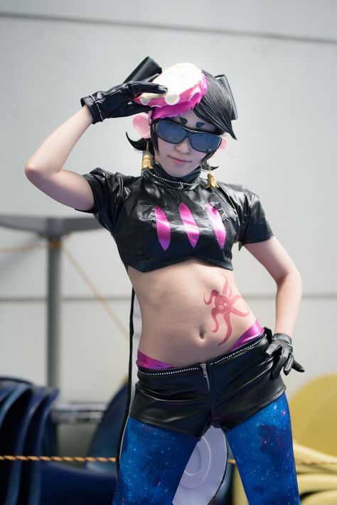 Callie cosplay by @HmhmSw | #Splatoon2 #spoilers #WCS2017 Splatoon Cosplay Octoling, Callie Splatoon Cosplay, Splatoon 2 Marie, Splatoon Merch, Splatoon Clothes, Callie Cosplay, Splatoon Cosplay, Silly Splatoon, Fat Animals