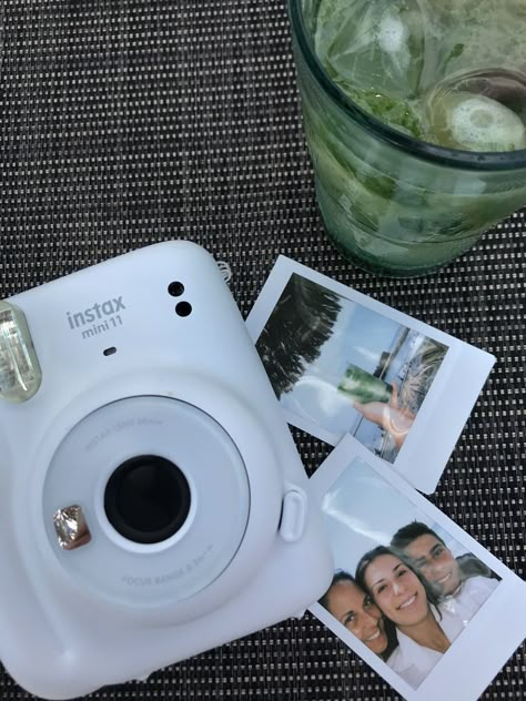 Insta Camera Polaroid, Polaroid Camera Instax, Polaroid Camera Pictures, Fuji Polaroid, Instax Ideas, Polaroid Instax Mini, Polaroid Cameras, Mini Polaroid, Polaroid Photography