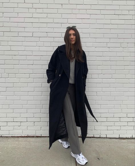 Black Coat Autumn Outfit, Long Coat Winter Outfit Women, Long Black Jacket Outfit, Black Trench Coat Outfit Casual, Black Coat Outfits For Women, Black Jacket Outfit Women, Black Wool Coat Outfit, Black Coat Outfit Winter, Long Black Coat Outfit