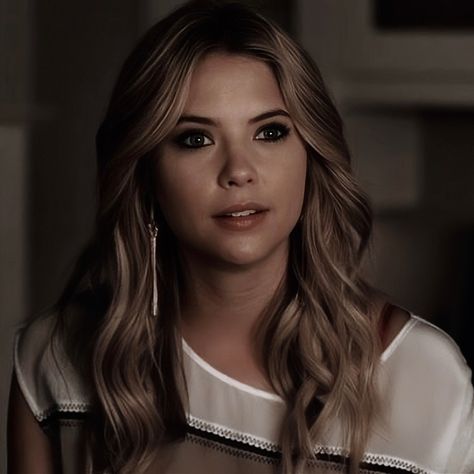 Hanna Marin Icons, Hannah Merin, Pll Characters, Hannah Martin, Hanna Marin, Ashley Benson, Character Aesthetic, Pretty Little Liars, Gossip Girl