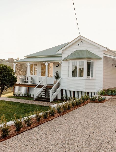 Vast Escape, Newrybar - Pure Locations - Location Hire Queenslander Exterior, Renovated Queenslander, Queenslander Renovation, Queenslander House, Weatherboard House, House Colours, House Facade, Cottage Exterior, Front Deck